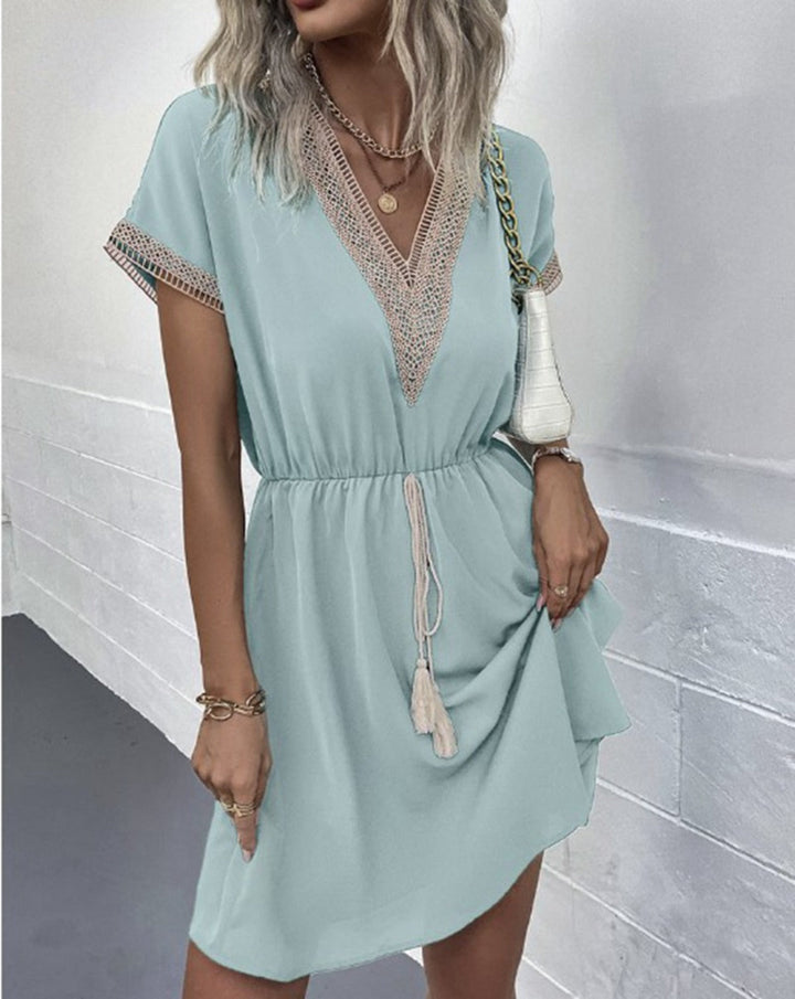 Kleid mit V-Ausschnitt aus Spitze