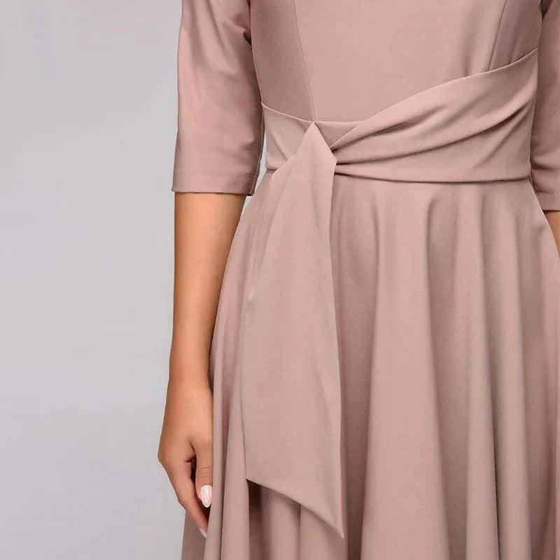 Elegantes Midi-Kleid mit femininer Silhouette
