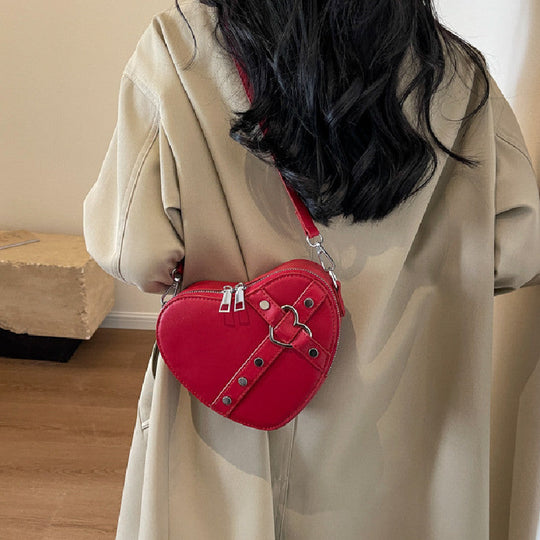 Nord Taschen | Umhängetasche für Damen - Herzförmige Crossbody-Tasche im auffälligen Design mit Riemenverschluss