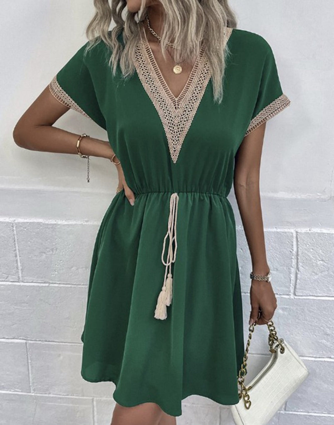 Kleid mit V-Ausschnitt aus Spitze