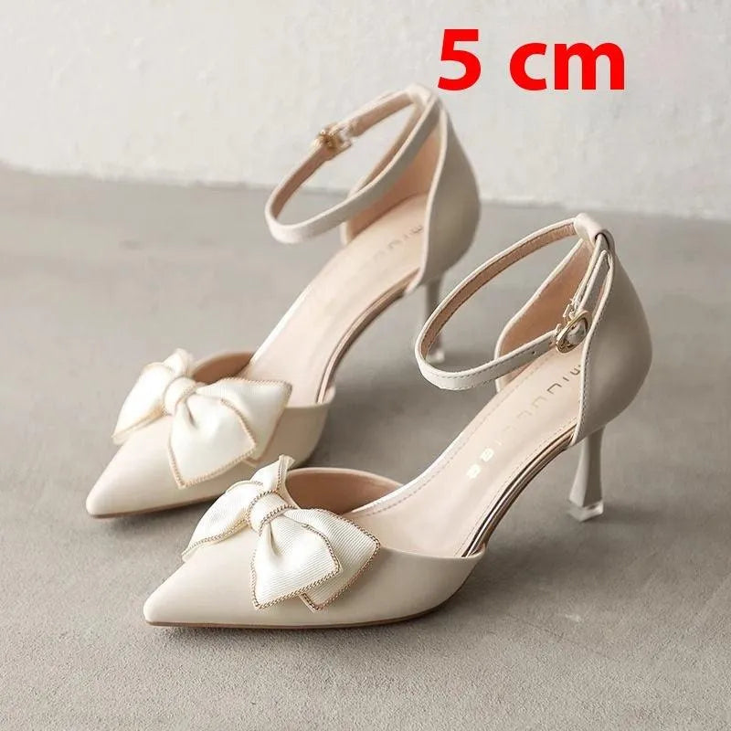 Pumps für Damen mit Schleife und Spitzenabsatz