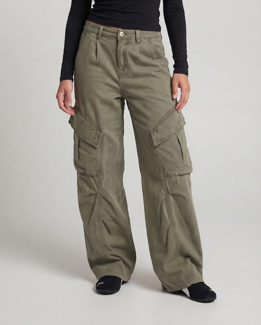 Damen weite Cargo-Hose mit tiefem Bund und großen Pattentaschen Nord Taschen