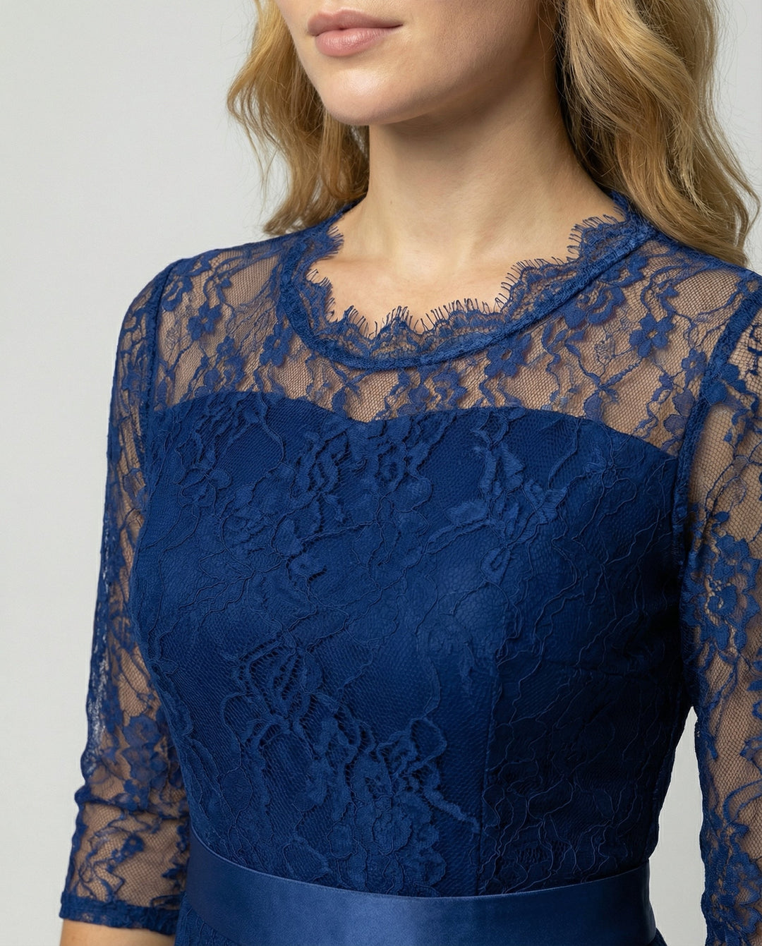 Eleganter Damen Jumpsuit mit Spitzenärmeln und Weitem Bein | Avellé