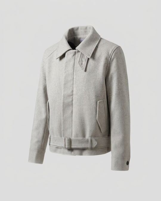 Herren Kurzblouson im kastigen Boxy-Cut mit breitem Koppelbund und verdeckter Knopfleiste Nord Taschen