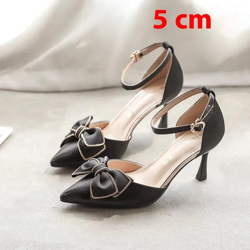 Pumps für Damen mit Schleife und Spitzenabsatz