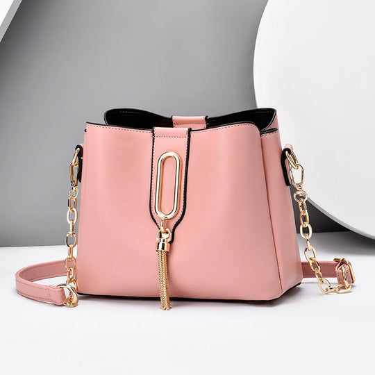 Nord Taschen | Umhängetasche für Damen - Stilvolle Schultertasche mit goldener Kette und modischem Quasten-Detail