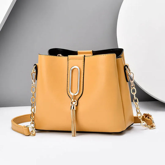 Nord Taschen | Umhängetasche für Damen - Stilvolle Schultertasche mit goldener Kette und modischem Quasten-Detail
