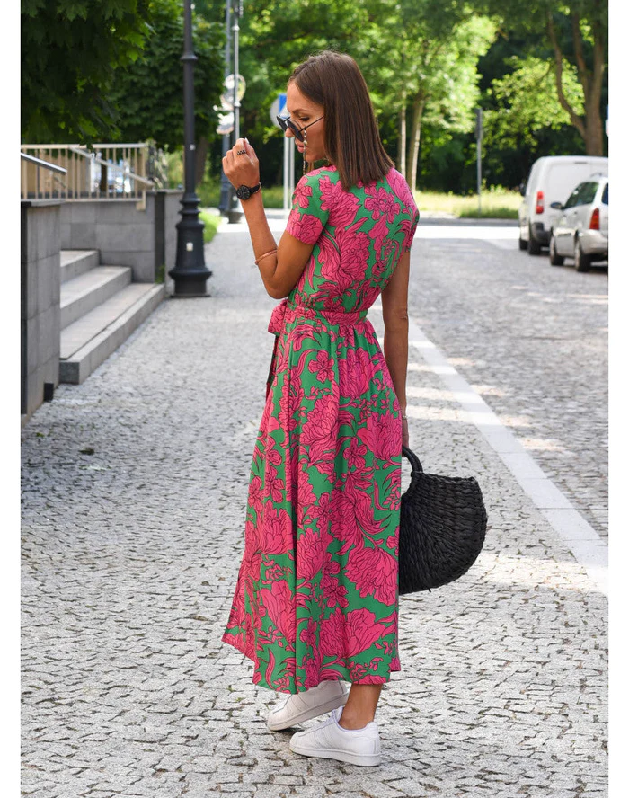 Rückansicht einer Frau in einem rot-grünen Sommerkleid