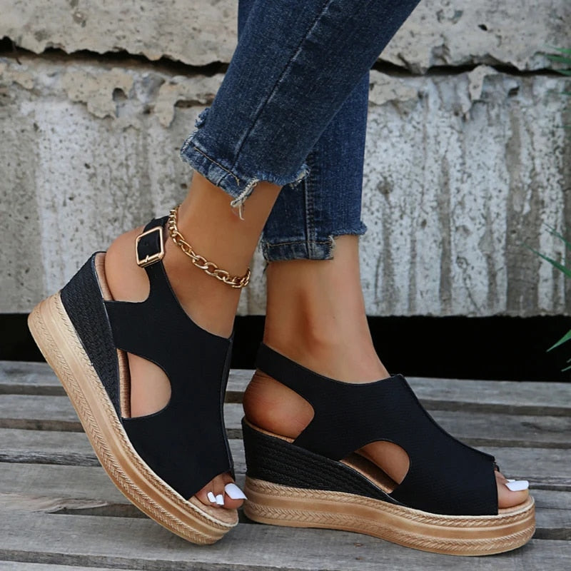 Schnallen Keilsandalen