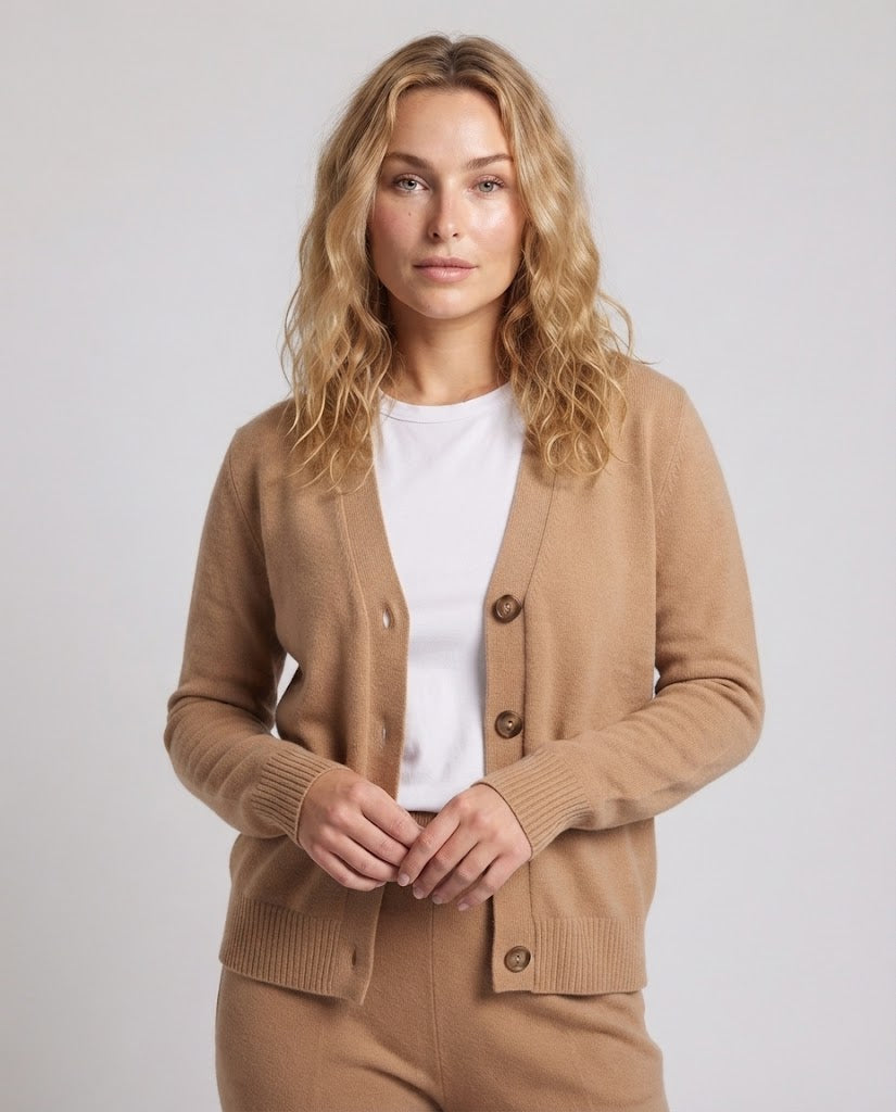 Damen Feinstrick-Kurzkardigan mit Rundhalsausschnitt, feiner Rippenkante und dezent taillierter Silhouette Nord Taschen