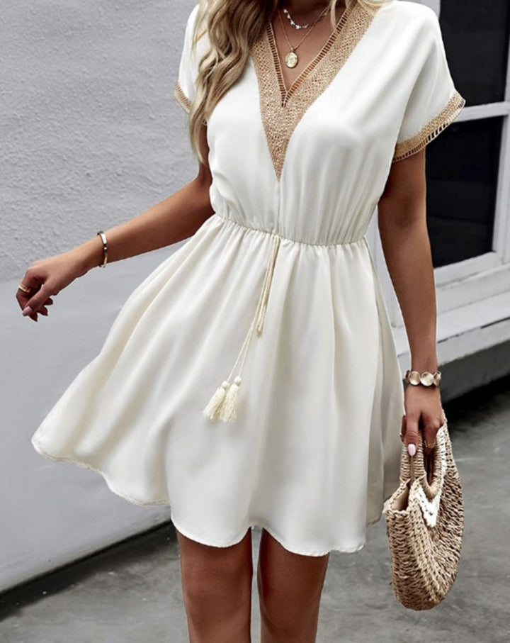 Kleid mit V-Ausschnitt aus Spitze