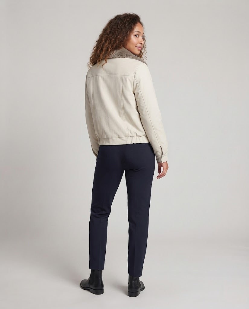 Damen Kurzblouson mit voluminösem Teddy-Kragen, Pattentaschen und gerafftem Saum Nord Taschen
