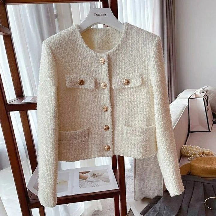 Kurze Damenjacke aus Bouclestoff mit klassischem Design und Schmuckknöpfen