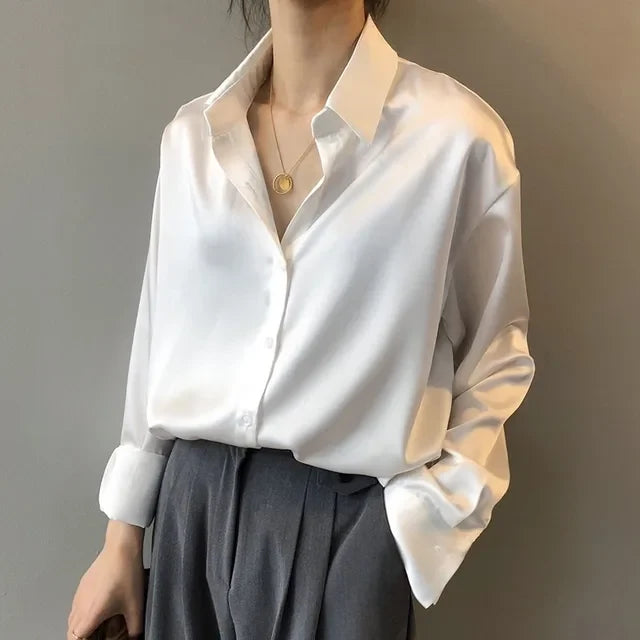 Lässige locker sitzende Satinbluse