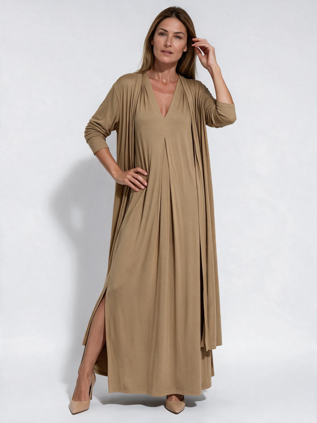 Set aus langem schlankmachenden Kleid und Weste