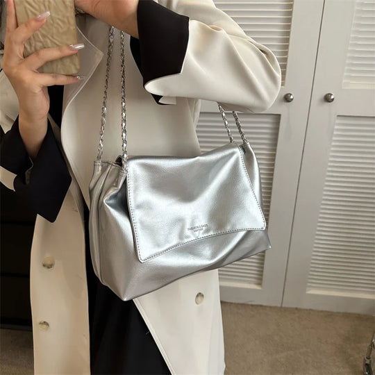 Nord Taschen | Handtasche für Damen - Geräumiges Design mit Kettenhenkel und niedlichem Anhänger