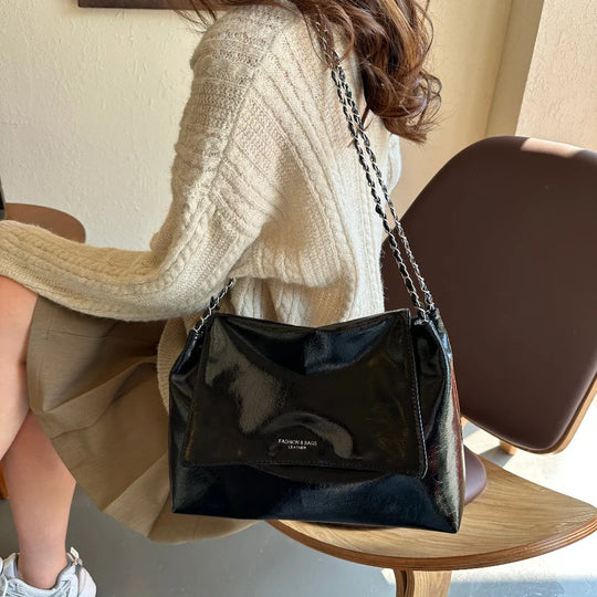 Nord Taschen | Handtasche für Damen - Geräumiges Design mit Kettenhenkel und niedlichem Anhänger