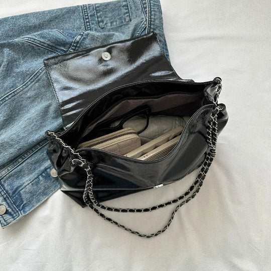 Nord Taschen | Handtasche für Damen - Geräumiges Design mit Kettenhenkel und niedlichem Anhänger
