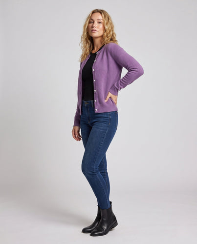 Damen Eleganter Kurzknopf-Cardigan aus flauschigem Feinstrick mit Perlmuttknöpfen Nord Taschen