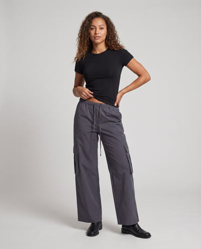 Damen weite Cargo-Hose mit elastischem Bund und aufgesetzten Klappentaschen Nord Taschen