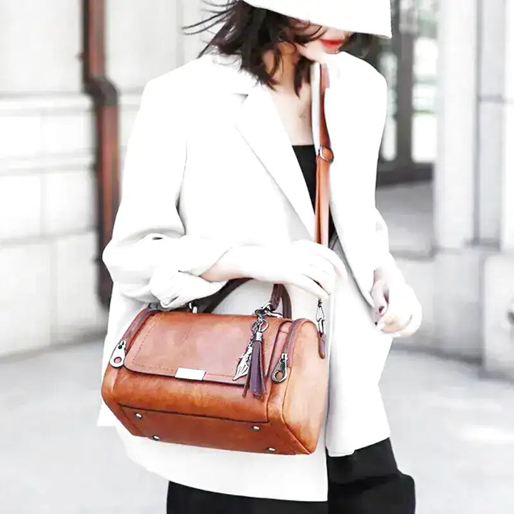 Nord Taschen | Spacious Handbag in Soft Leather with Strap and Zipper Closure