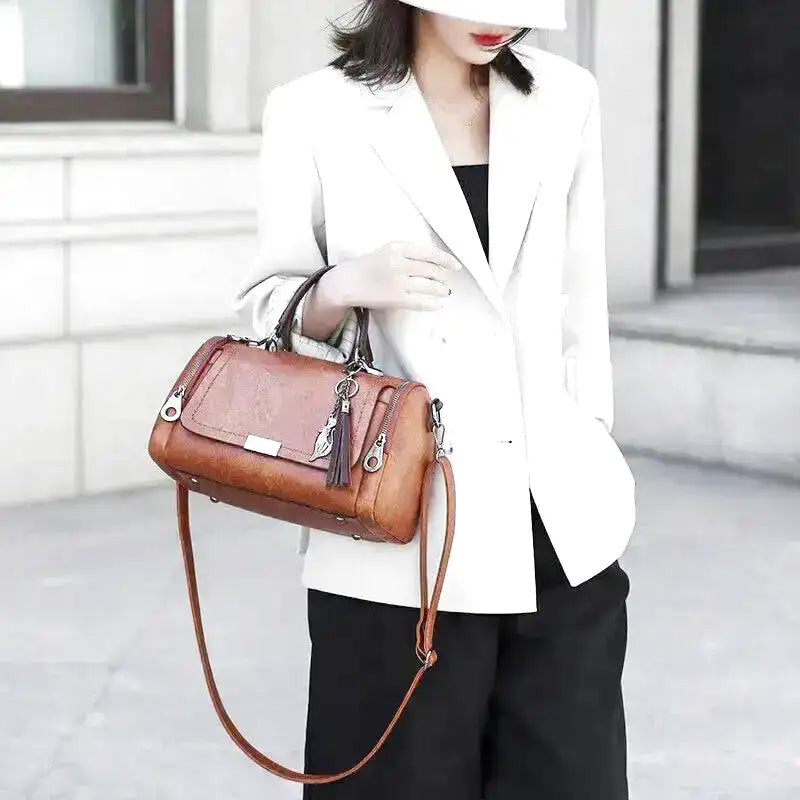 Nord Taschen | Spacious Handbag in Soft Leather with Strap and Zipper Closure
