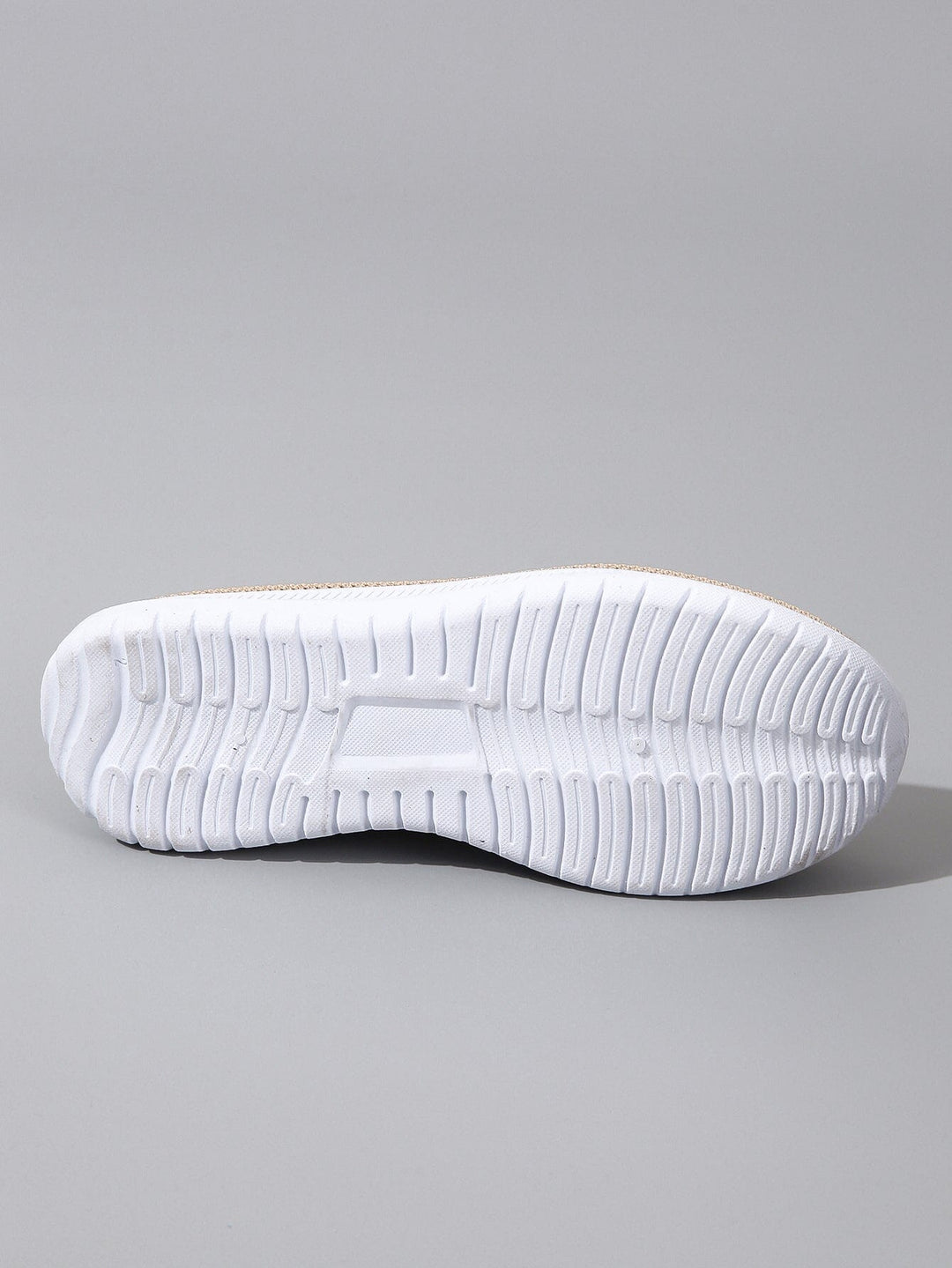 Schicke Sneaker Mit Kettenbesatz