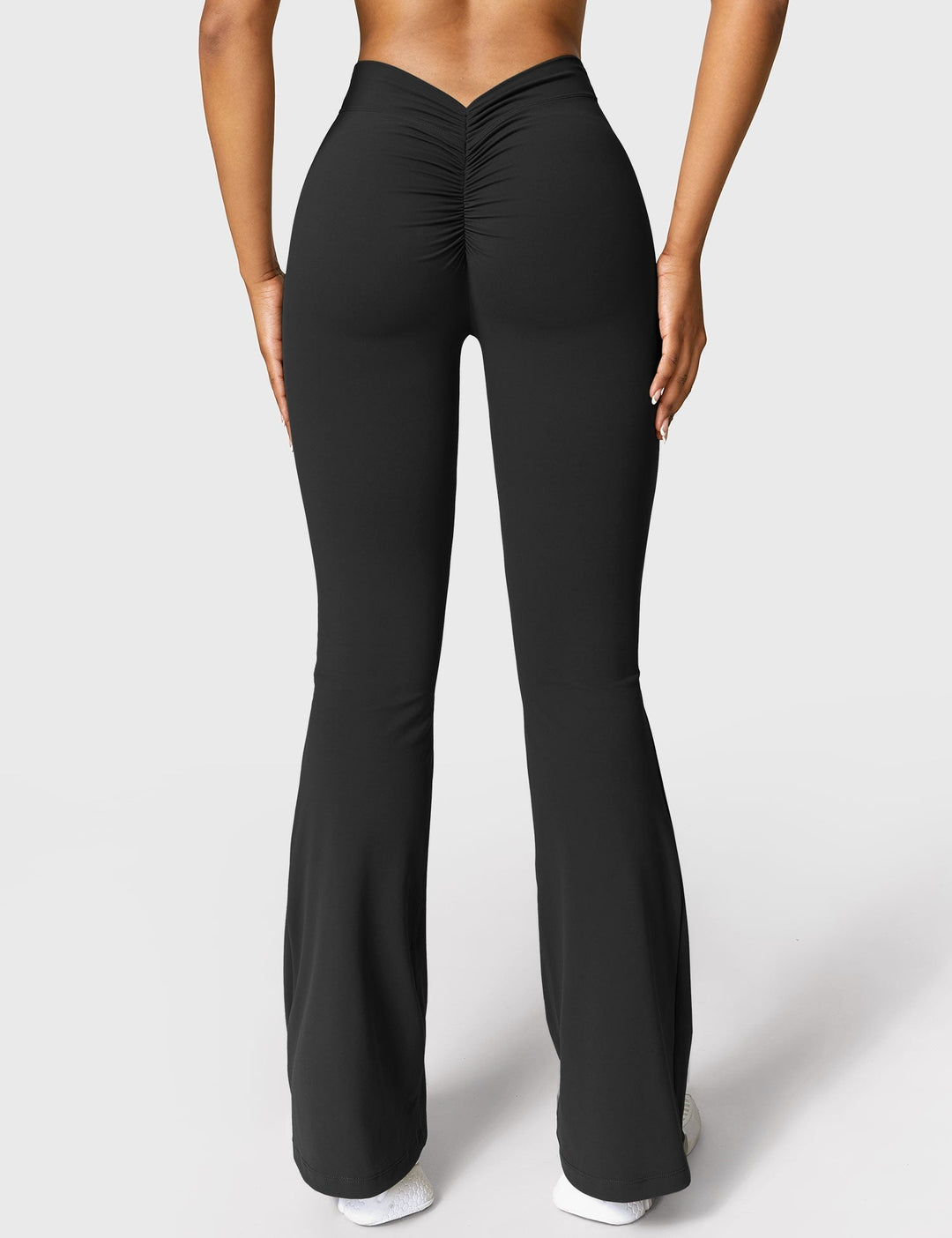 Ausgestellte Leggings mit V-Ausschnitt
