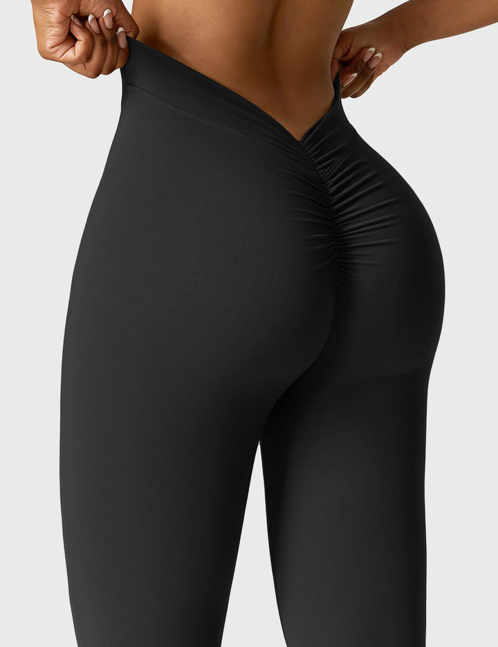Ausgestellte Leggings mit V-Ausschnitt