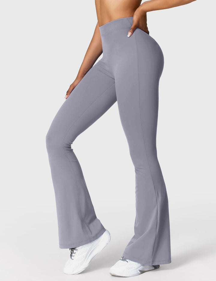 Ausgestellte Leggings mit V-Ausschnitt