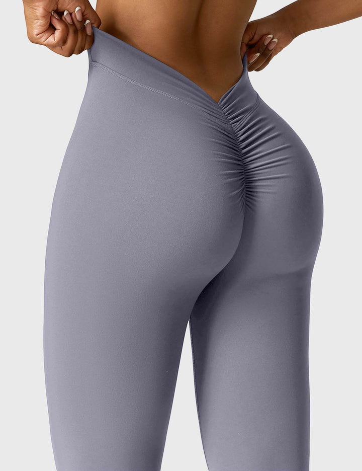 Ausgestellte Leggings mit V-Ausschnitt