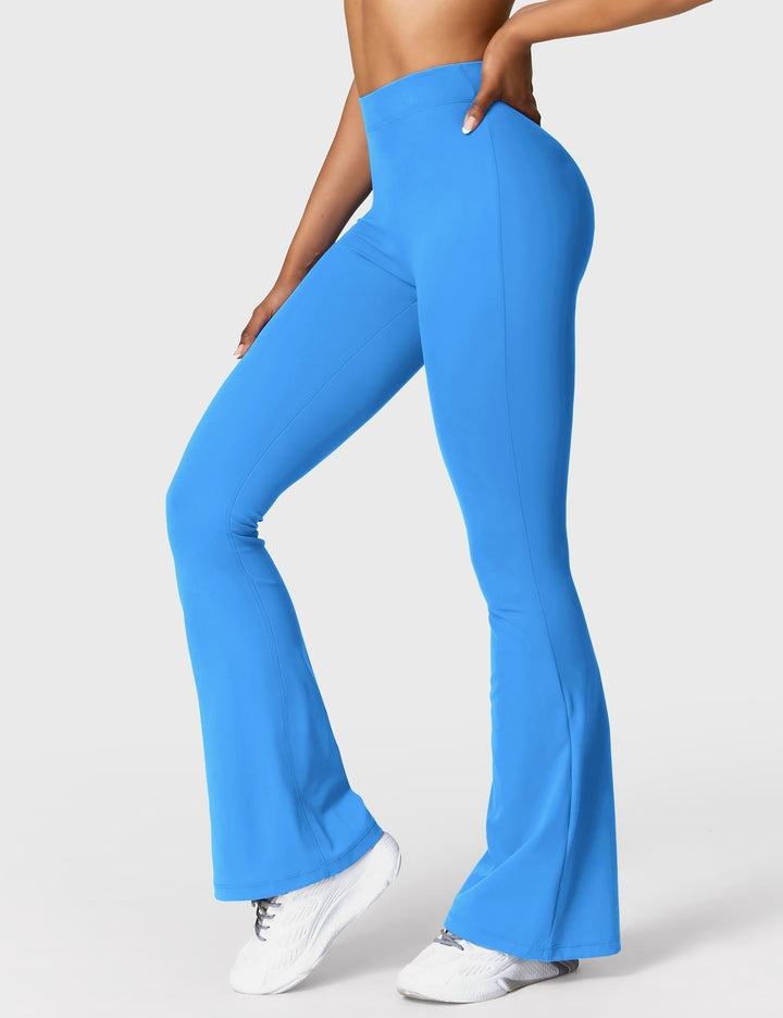 Ausgestellte Leggings mit V-Ausschnitt
