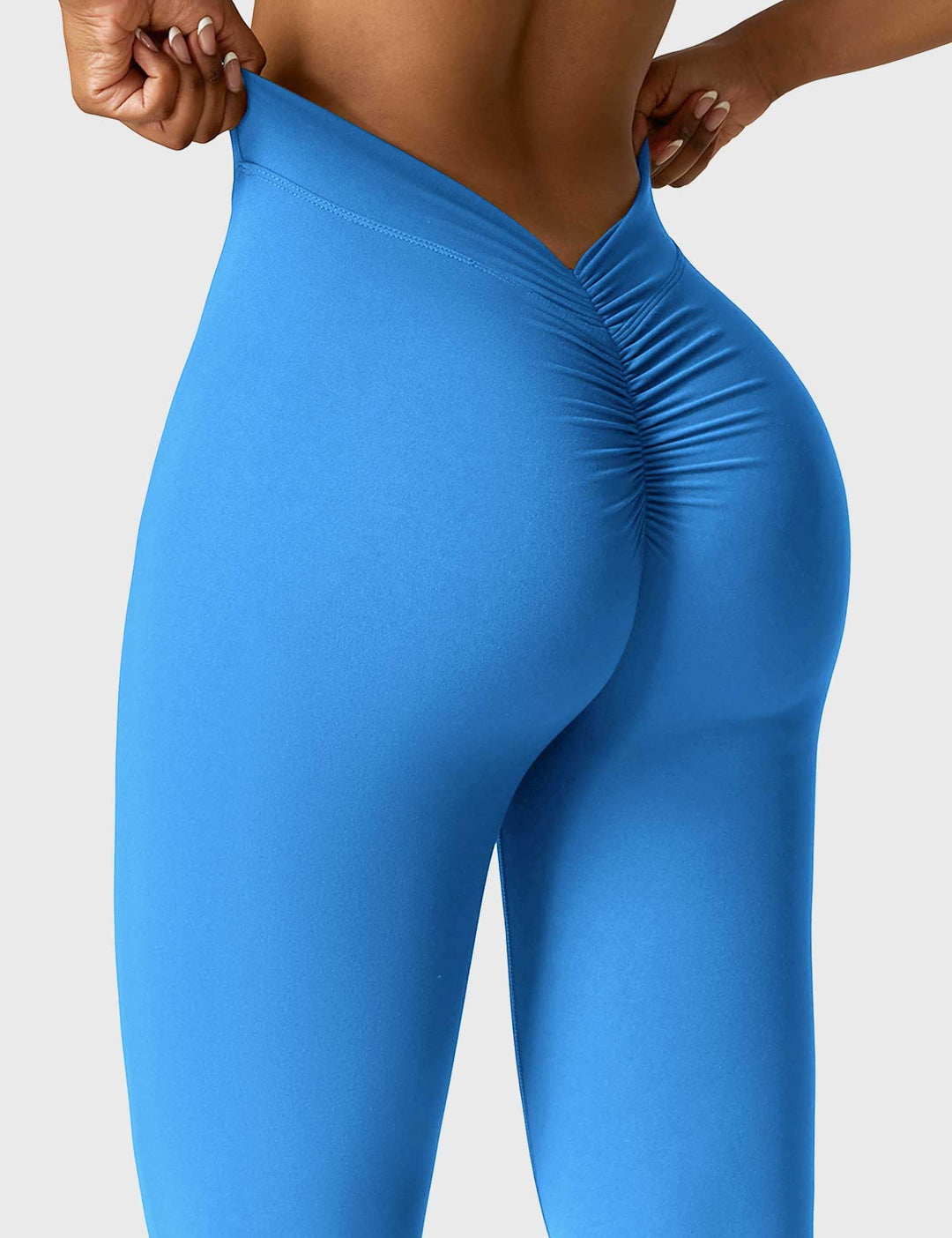 Ausgestellte Leggings mit V-Ausschnitt