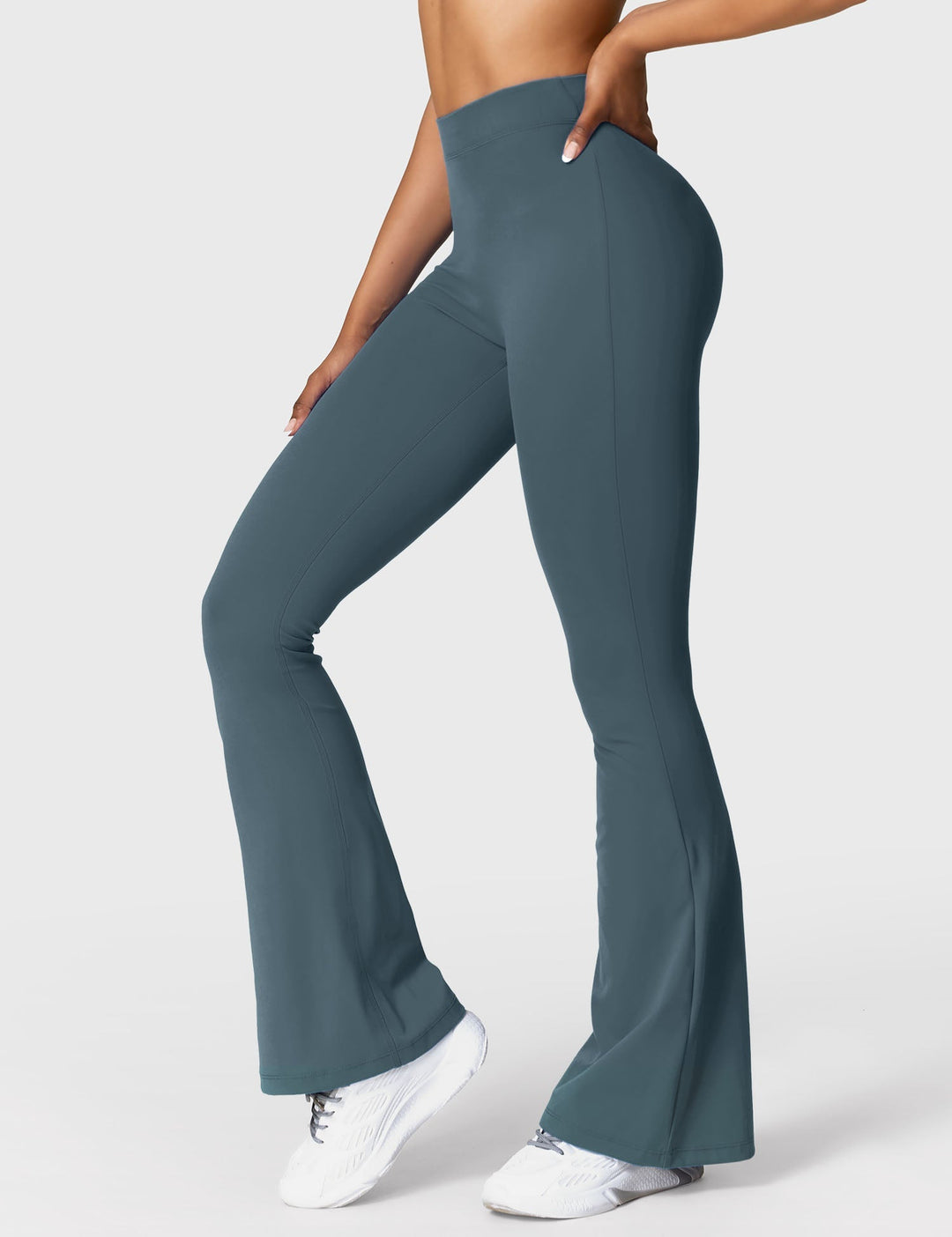 Ausgestellte Leggings mit V-Ausschnitt