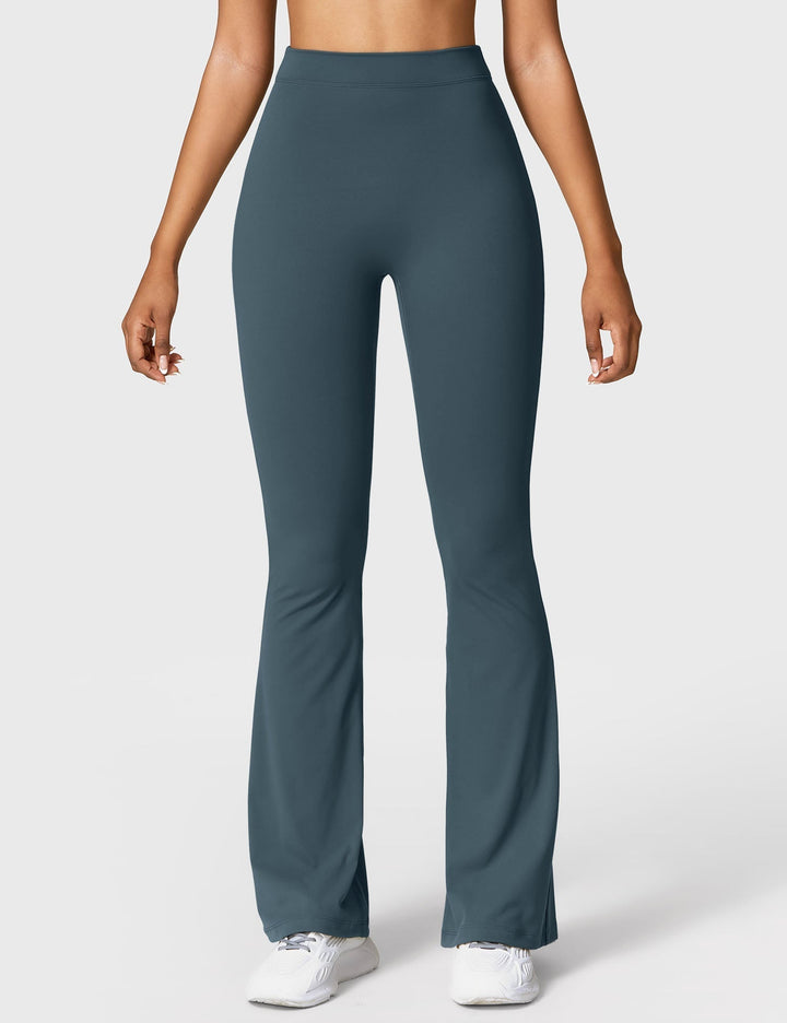 Ausgestellte Leggings mit V-Ausschnitt