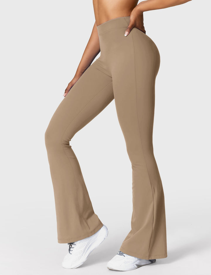 Ausgestellte Leggings mit V-Ausschnitt
