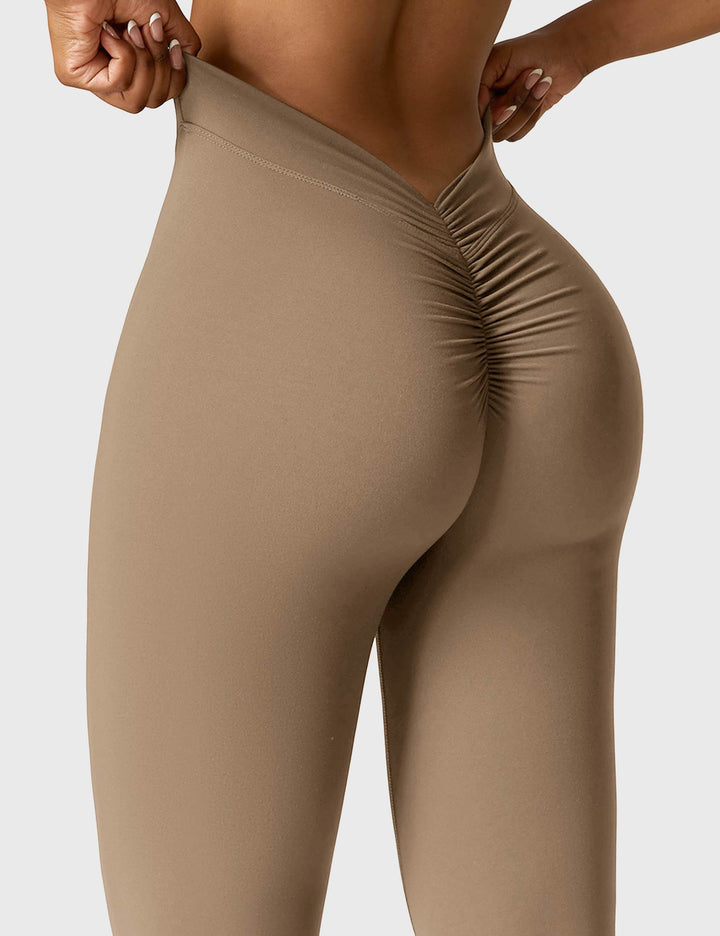 Ausgestellte Leggings mit V-Ausschnitt