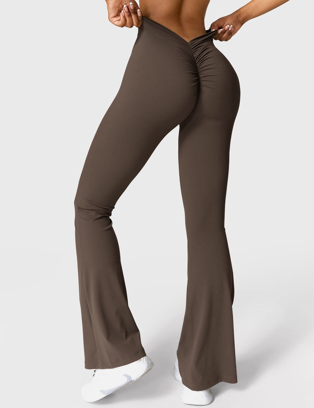 Ausgestellte Leggings mit V-Ausschnitt