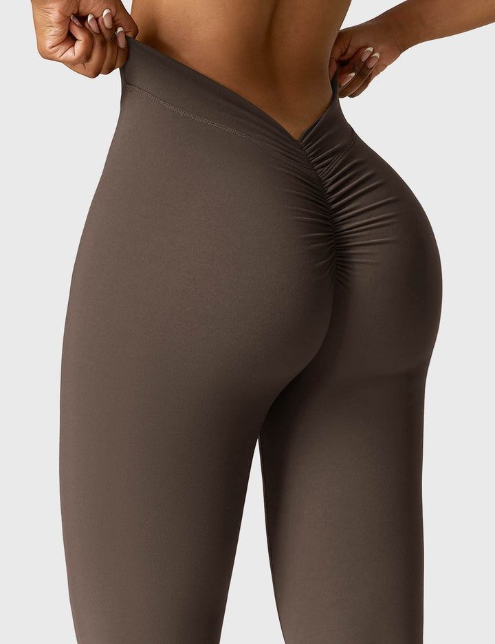 Ausgestellte Leggings mit V-Ausschnitt