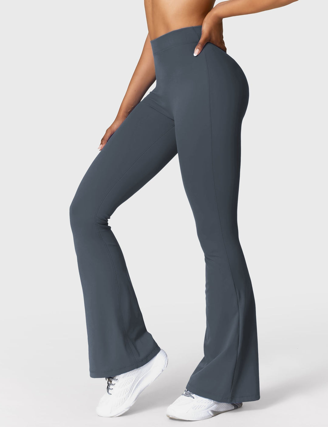 Ausgestellte Leggings mit V-Ausschnitt