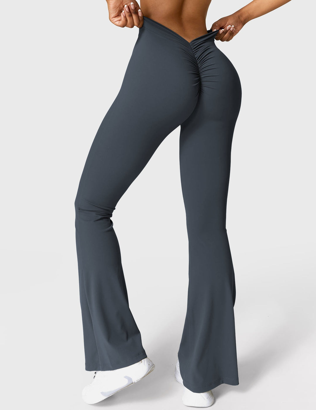 Ausgestellte Leggings mit V-Ausschnitt