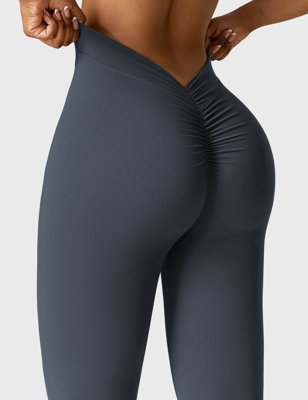 Ausgestellte Leggings mit V-Ausschnitt