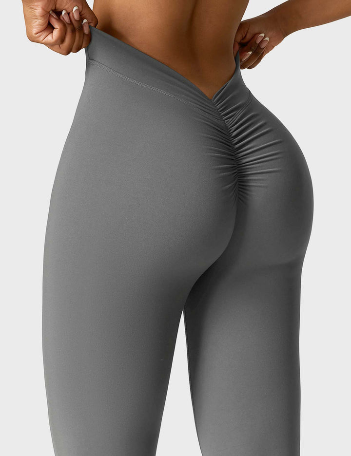 Ausgestellte Leggings mit V-Ausschnitt