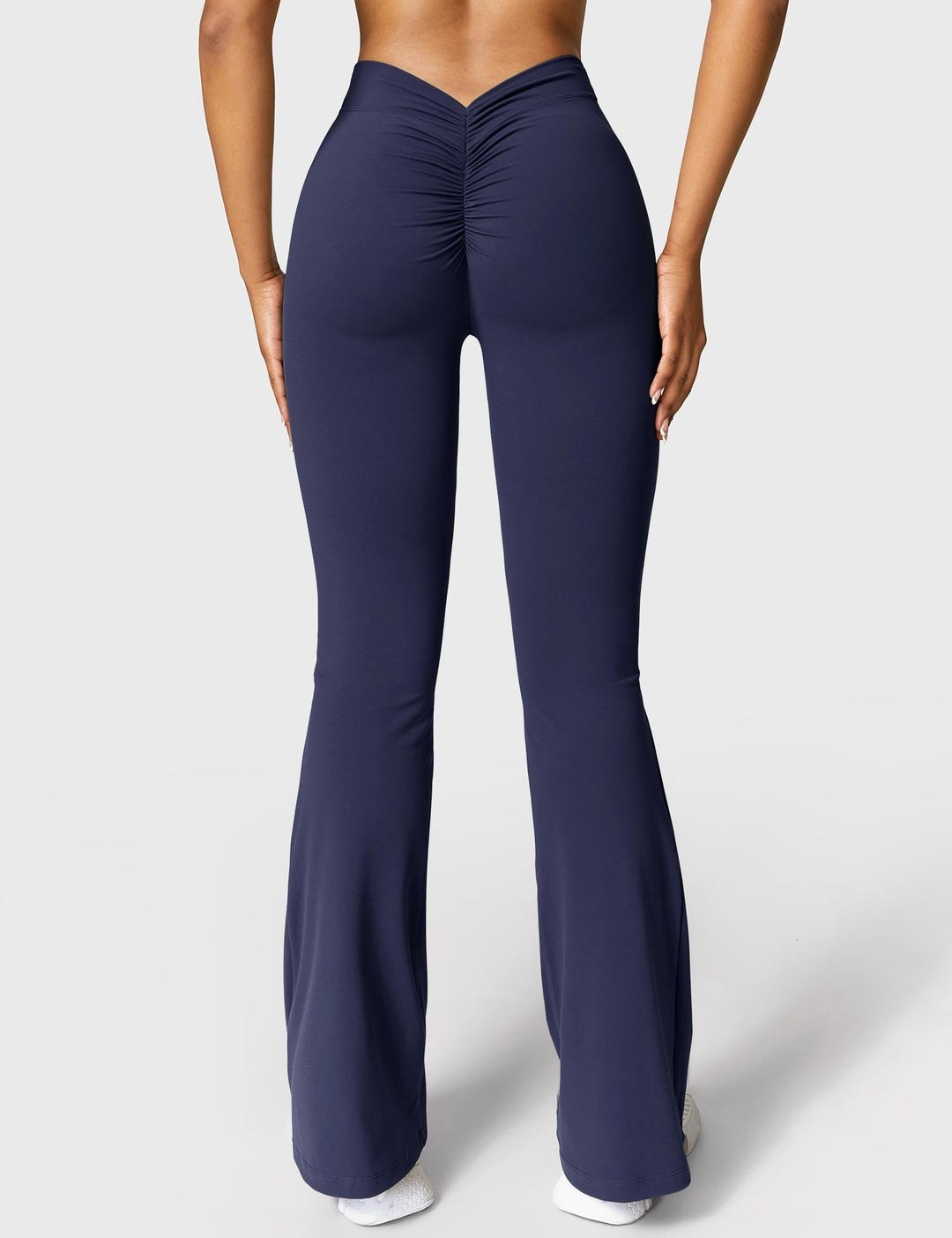 Ausgestellte Leggings mit V-Ausschnitt