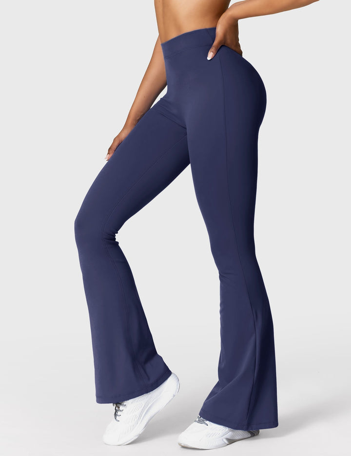 Ausgestellte Leggings mit V-Ausschnitt