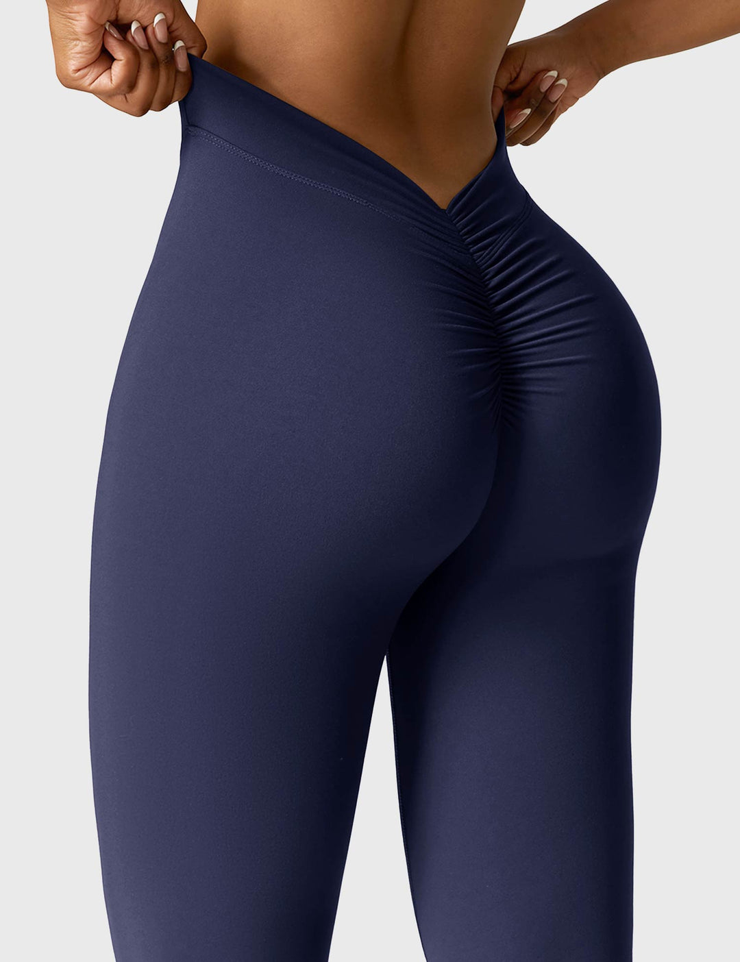 Ausgestellte Leggings mit V-Ausschnitt
