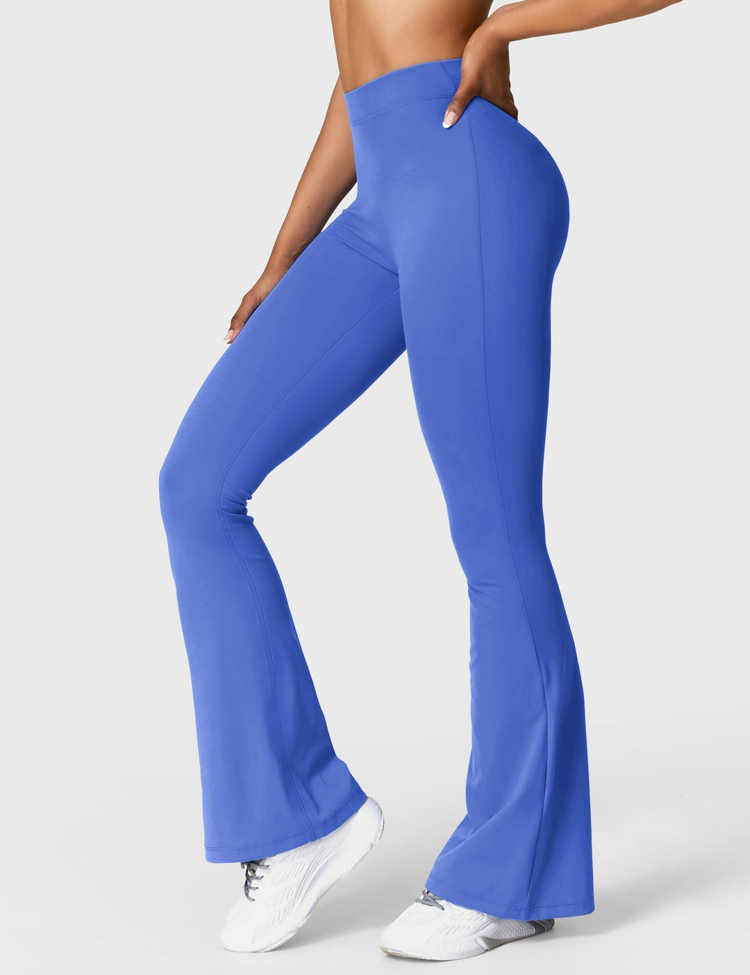 Ausgestellte Leggings mit V-Ausschnitt