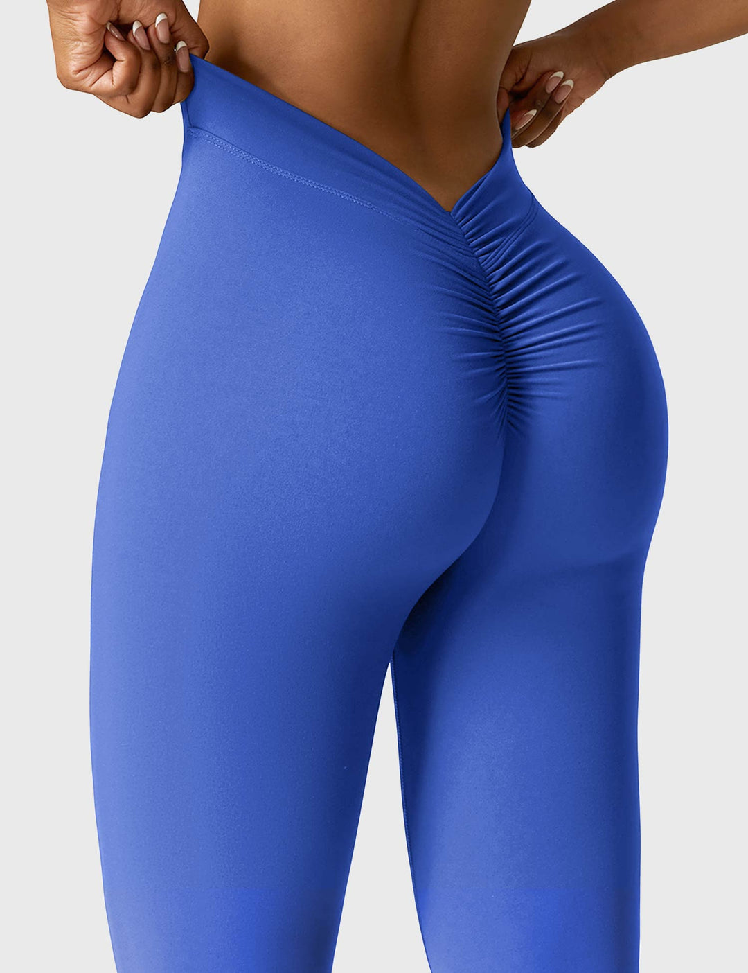 Ausgestellte Leggings mit V-Ausschnitt