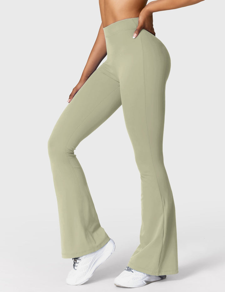 Ausgestellte Leggings mit V-Ausschnitt