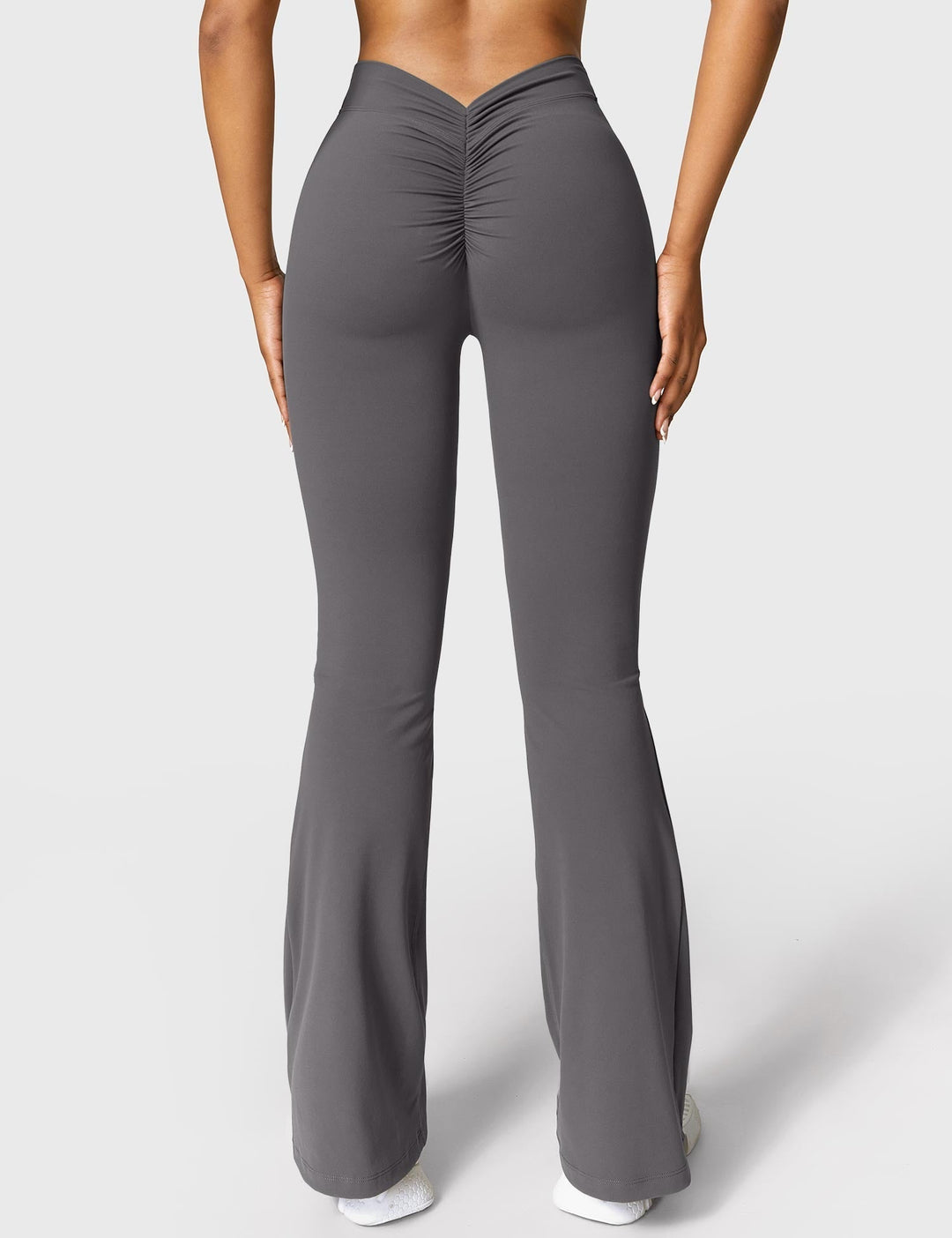 Ausgestellte Leggings mit V-Ausschnitt